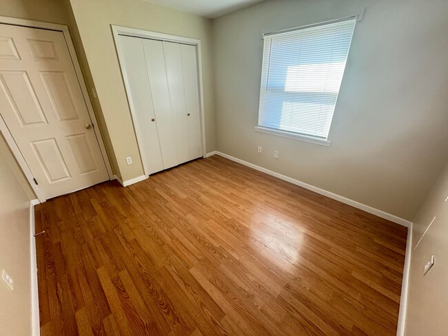 Building Photo - 2601 Live Oak Dr
