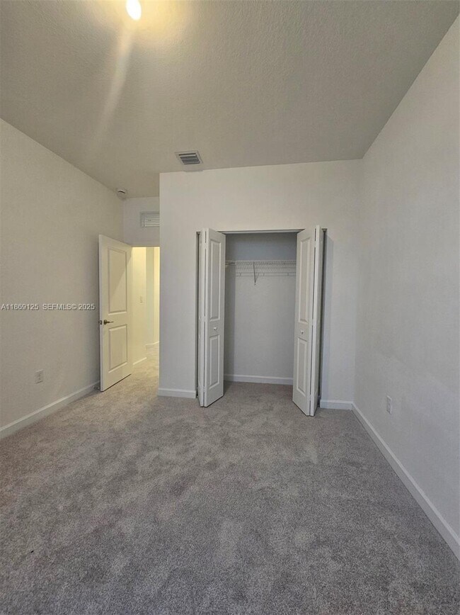 Building Photo - 2785 SE 25th Ave