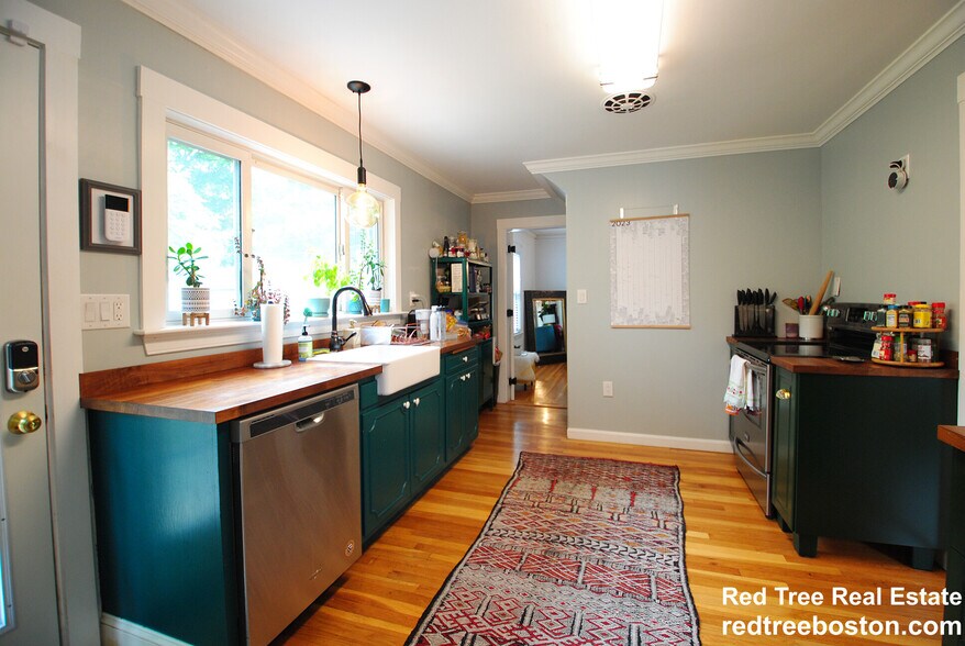 Building Photo - 841 Fellsway W