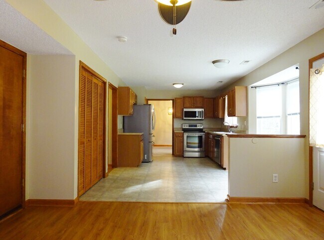 Building Photo - 3 BR w/ Bonus Room Minutes to MCAS!
