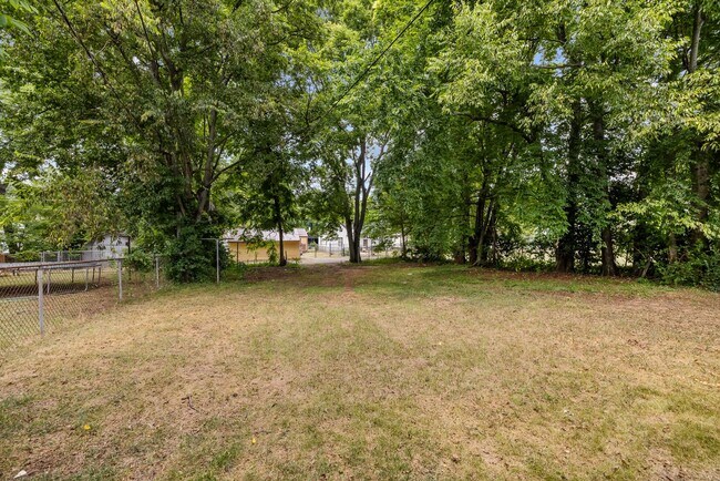 Building Photo - Beautiful 3 Bedroom 2 Bathroom