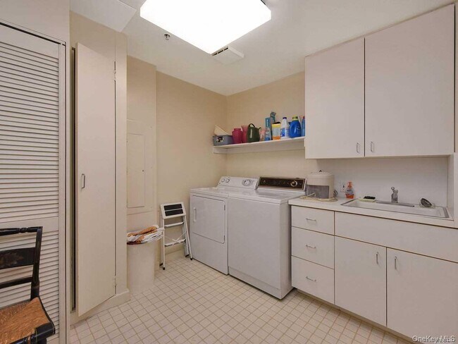 Building Photo - 123 Middle Neck Rd