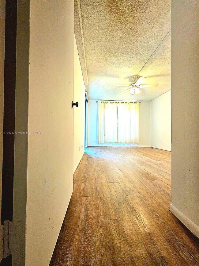 Building Photo - 3730 Inverrary Dr