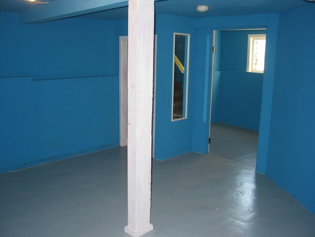 Building Photo - 528 N 76th St