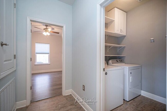 Building Photo - 8753 Bradfield Dr