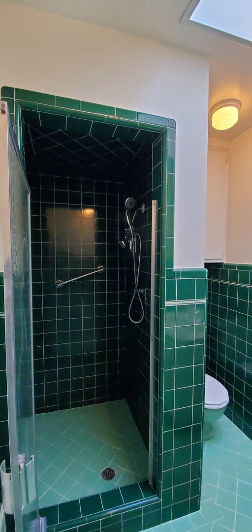 Building Photo - Beautifully Renovated Vintage  2 bedroom 2...