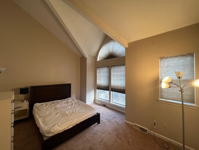 Building Photo - Beautiful 3 Bed/ 3 Bath Townhome in Privat...