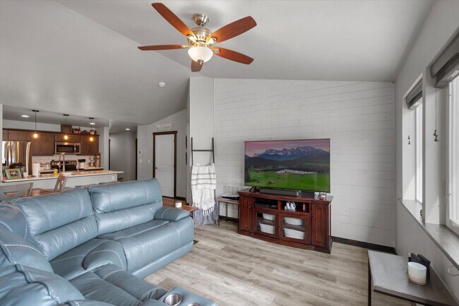 Building Photo - Stunning Townhome with Mountain Views for ...