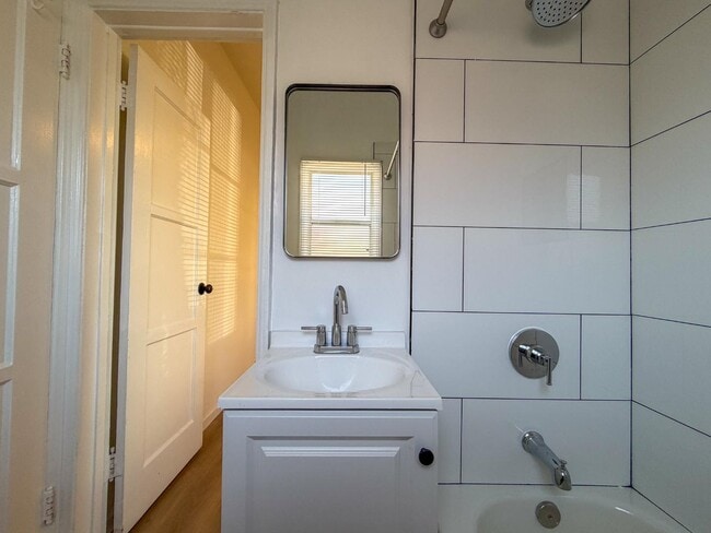 Building Photo - 810 E Chevy Chase Dr