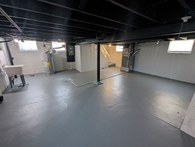 Building Photo - Beautiful 2 bedroom house with large yard, off street parking.  Ready to move in!