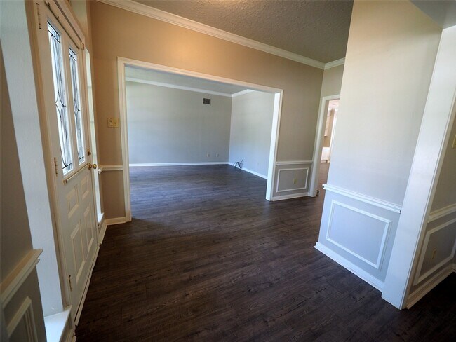 Building Photo - 15122 Greenleaf Ln