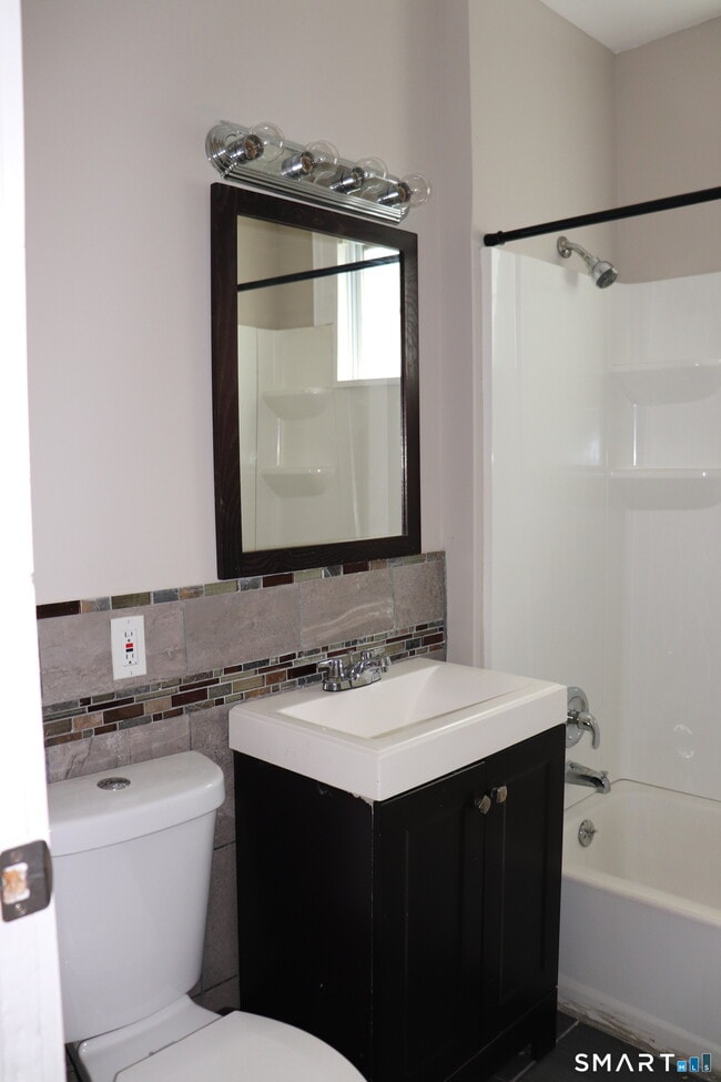 Building Photo - 152 Lyons St