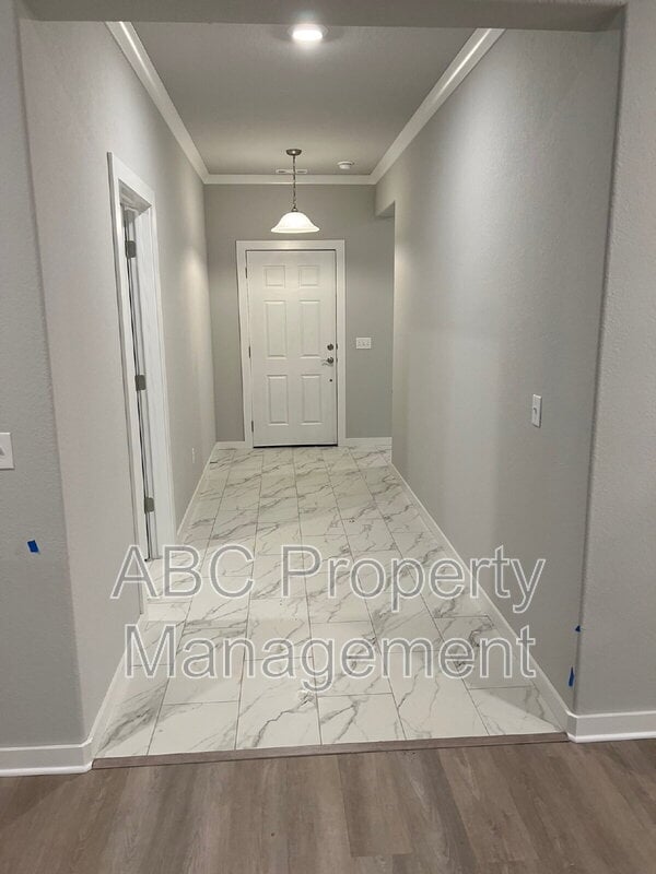 Building Photo - 426 W Tyler Rd