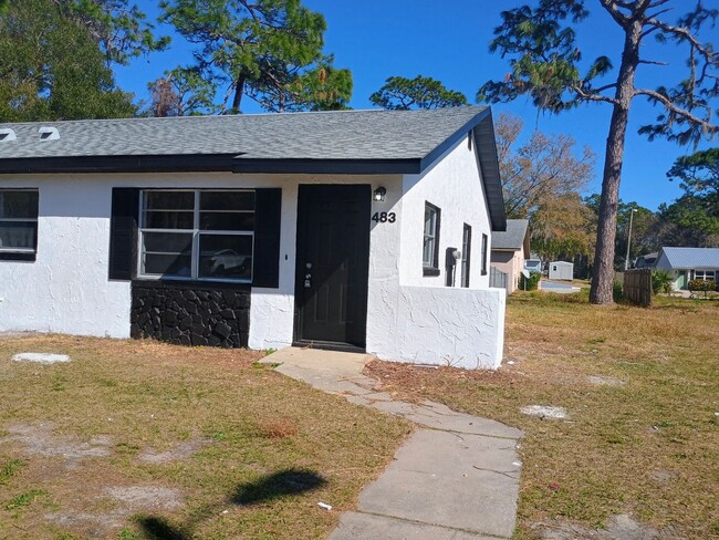 Building Photo - Adorable 2 bedroom 2 bathroom Duplex! Comp...