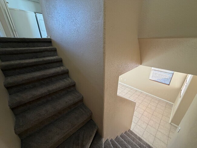 Building Photo - 4 Bedroom Home Available Near Unser Blvd NW & McMahon Blvd!