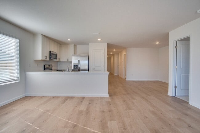 Building Photo - 4-Bedroom Eagles Ridge Rental with Open Floor Plan & Internet Included