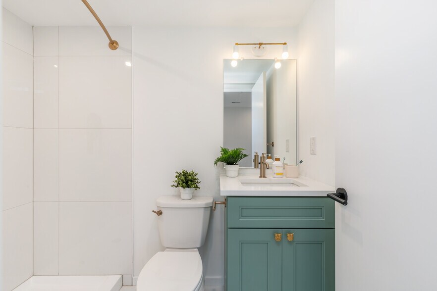 Building Photo - 1627 Fontain St