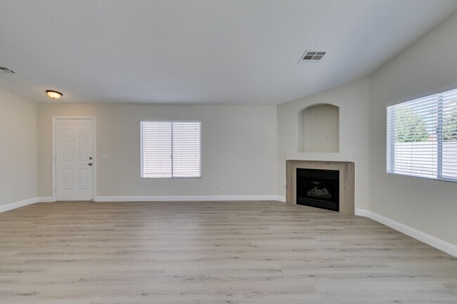 Building Photo - Stunning 3 bedroom, 2 bathroom house located in Silverado Ranch.