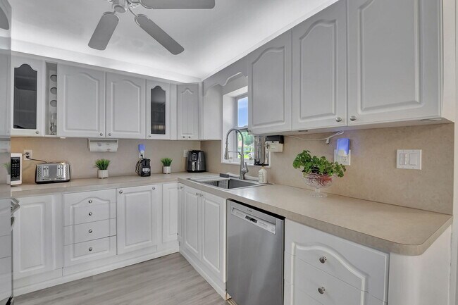 Building Photo - 10204 Camelback Ln