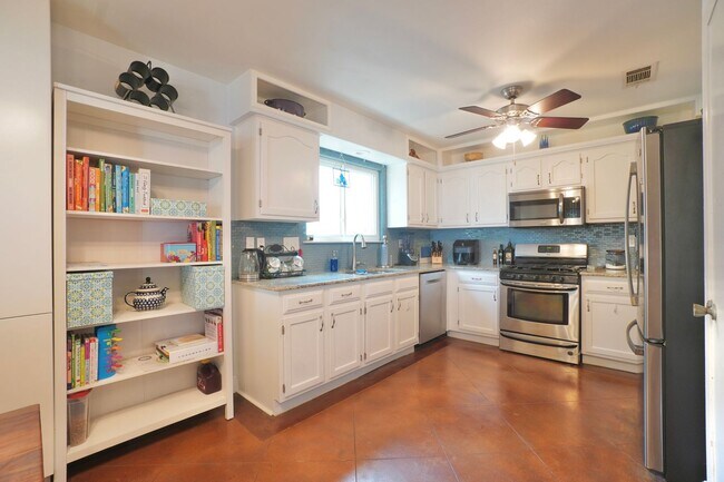 Building Photo - 4600 Pelham Dr
