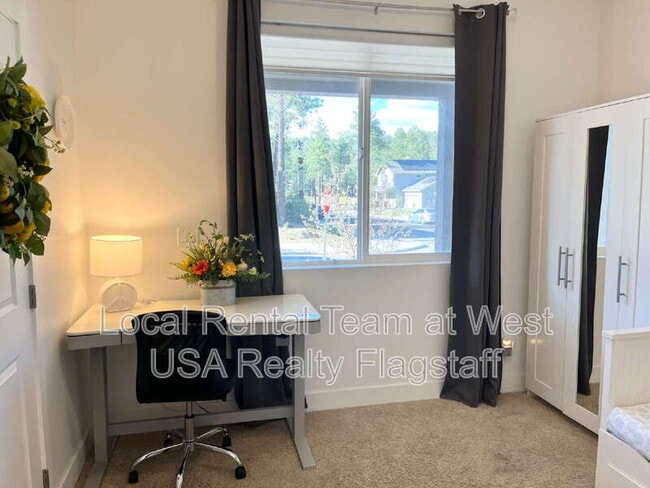 Building Photo - 2705 W Windtree Dr