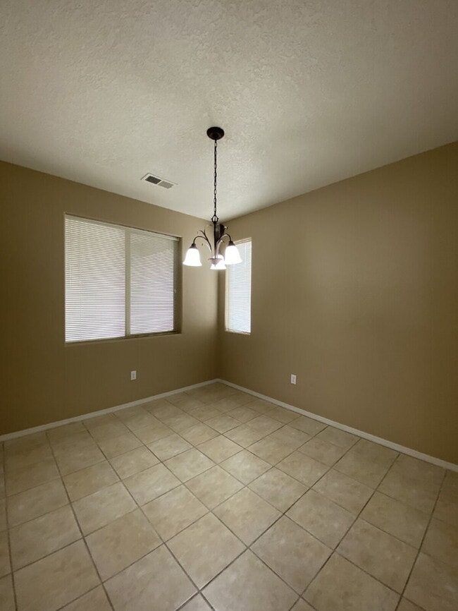 Building Photo - Large 5BR/2Story w/Balcony - Northern Meadows