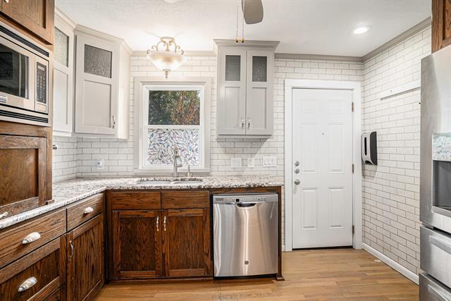 Building Photo - 2117 Sanborn St