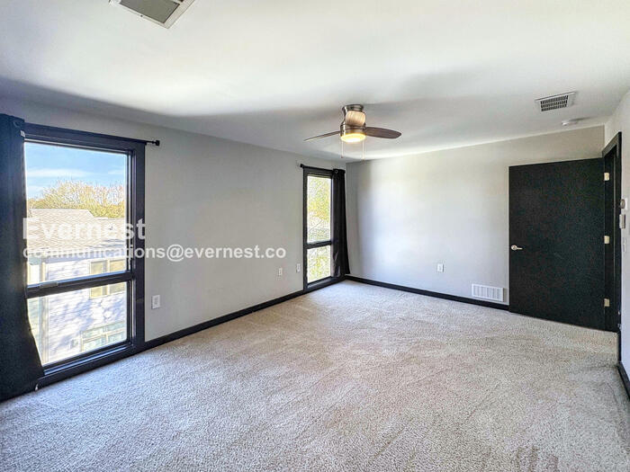 Building Photo - 1273 MacKintosh pknw