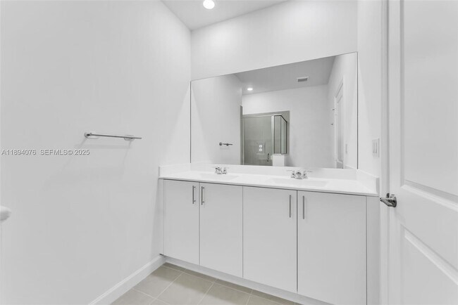 Building Photo - 2522 SE 27th Dr