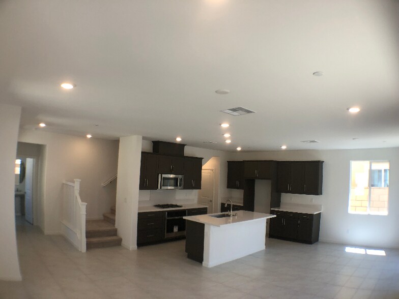 Building Photo - 16254 Lozano St