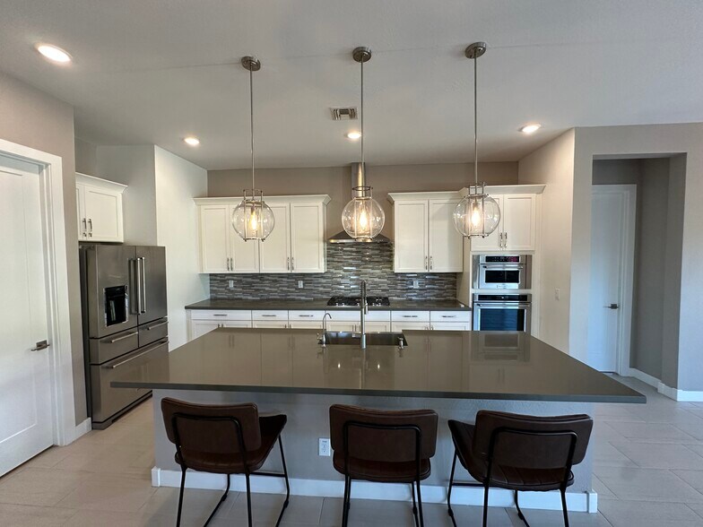 Building Photo - 1140 E Cherrywood Pl