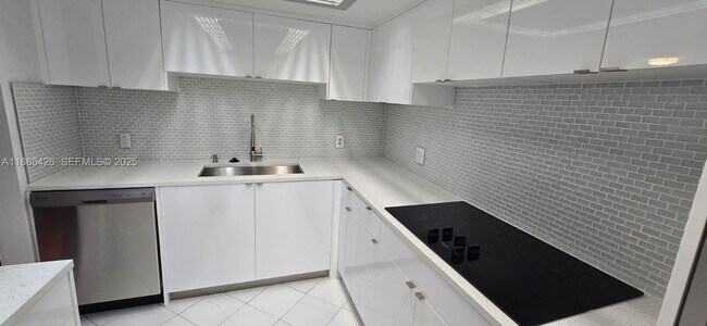 Building Photo - 2843 S Bayshore Dr