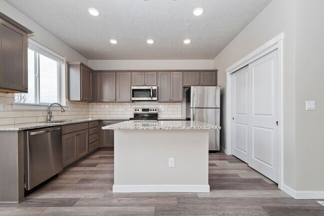 Building Photo - Charming & Modern Townhouse in Meridian!