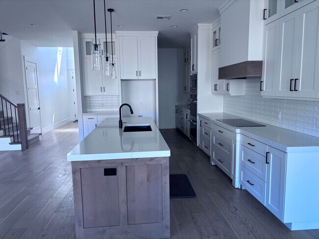 Building Photo - Beautiful 5 Bed 3.5 bath near Sunrise Valley Park In Washington.