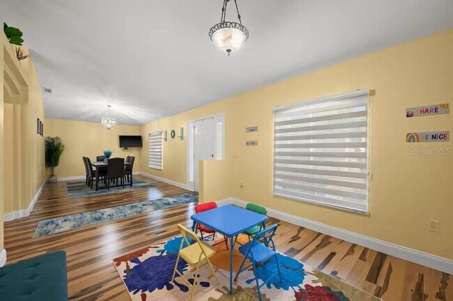 Building Photo - 3 Ryecroft Ln