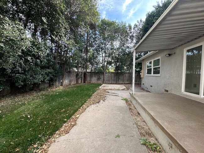 Building Photo - Completely remodeled and located on a quiet tree lines street in a beautiful pocket of Winnetka