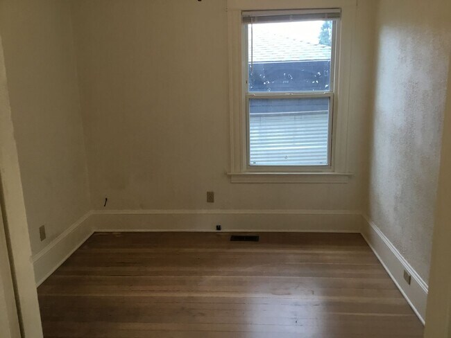 Building Photo - URBAN CHARMER