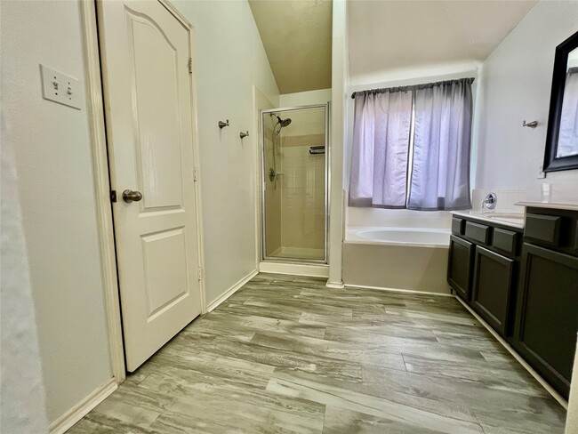 Building Photo - 3210 Blue Bonnet Dr