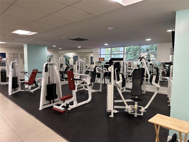 Building Photo - 400 Leslie Dr