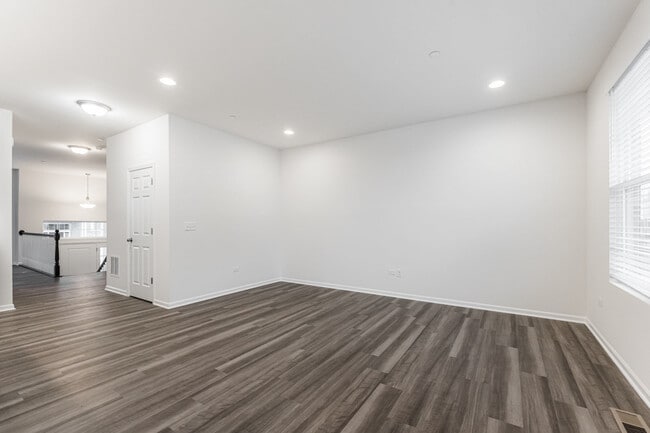 Building Photo - 1985 Kingsley Cir