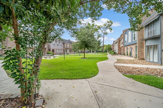 Building Photo - 10732 Briar Forest Dr