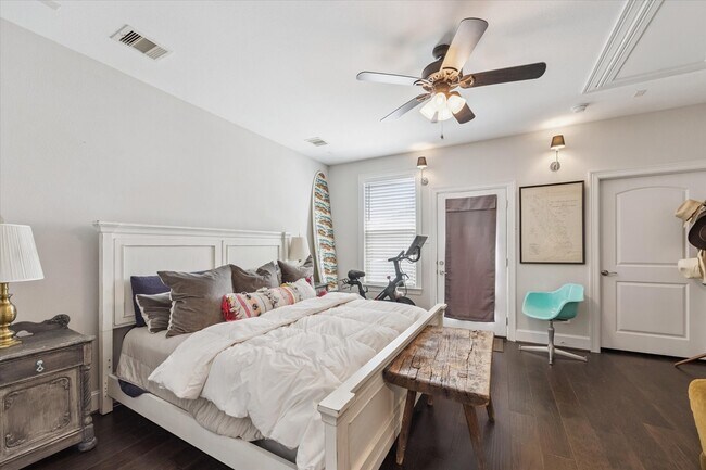 Building Photo - 4415 Marina St