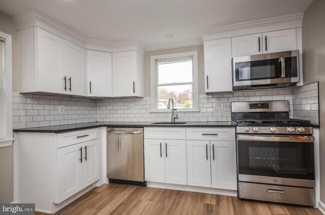 Building Photo - 4426 Hallet St