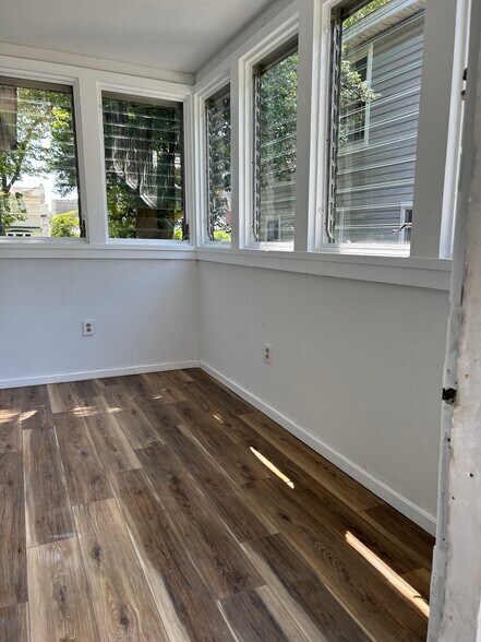 Building Photo - 17 E Meyran Ave