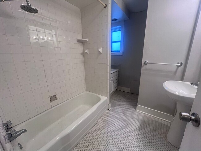 Building Photo - Heritage Hill 2 Bedroom - Heat included!