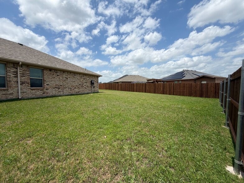 Building Photo - 520 Cantebury Park Ln