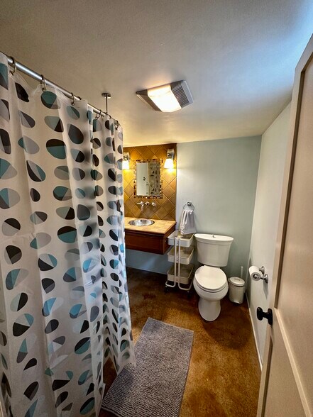 Full bathroom with shower - 6434 N Kerby Ave