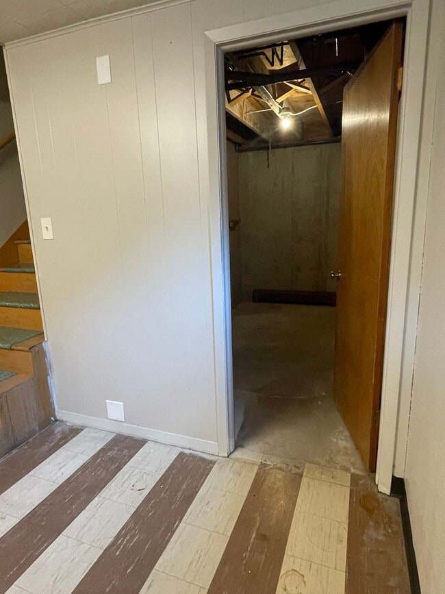 Building Photo - STUDENTS WELCOME! Sprawling Ranch Style 3 Bedroom 3 Bath Home w/ finished basement in Midtown For...