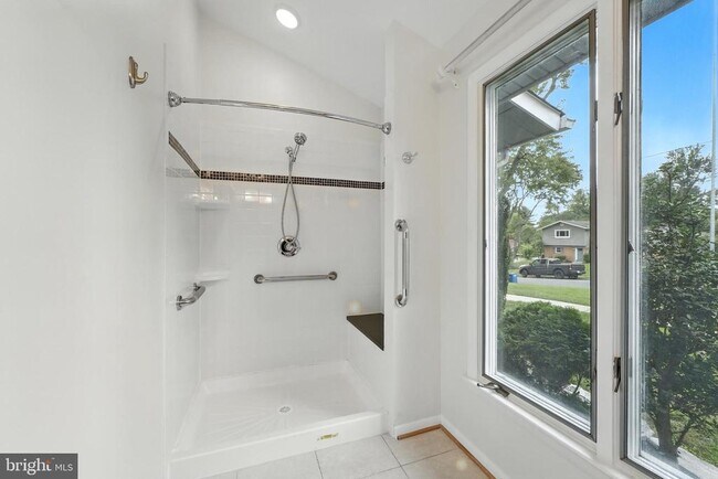 Building Photo - 5011 Roslyn Rd
