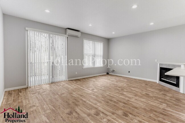 Building Photo - Beautiful 3-Level Hillsboro Townhouse in Quiet Cul-de-sac!